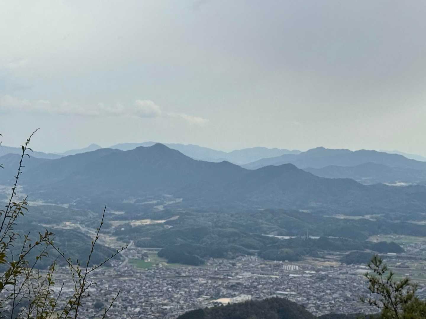 眺望が良いです。左端に周防大島の嵩山、その手前に氷室岳。