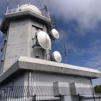 普賢岳の山頂は気象観測塔📡
ここまで車で登りました👌