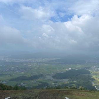 パラグライダー基地に着きました👍🏻
曇ってはいますがまぁまぁ良い見晴らし