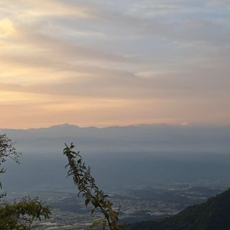 こちら聖方面。朝日は八ヶ岳側からでしたが、樹林が邪魔で撮れませんでした。