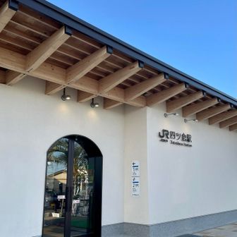 四倉駅到着！
駅前のスーパーから焼き鳥のいい匂いが漂っているけど、電車が15時17発なので諦めてホームへ