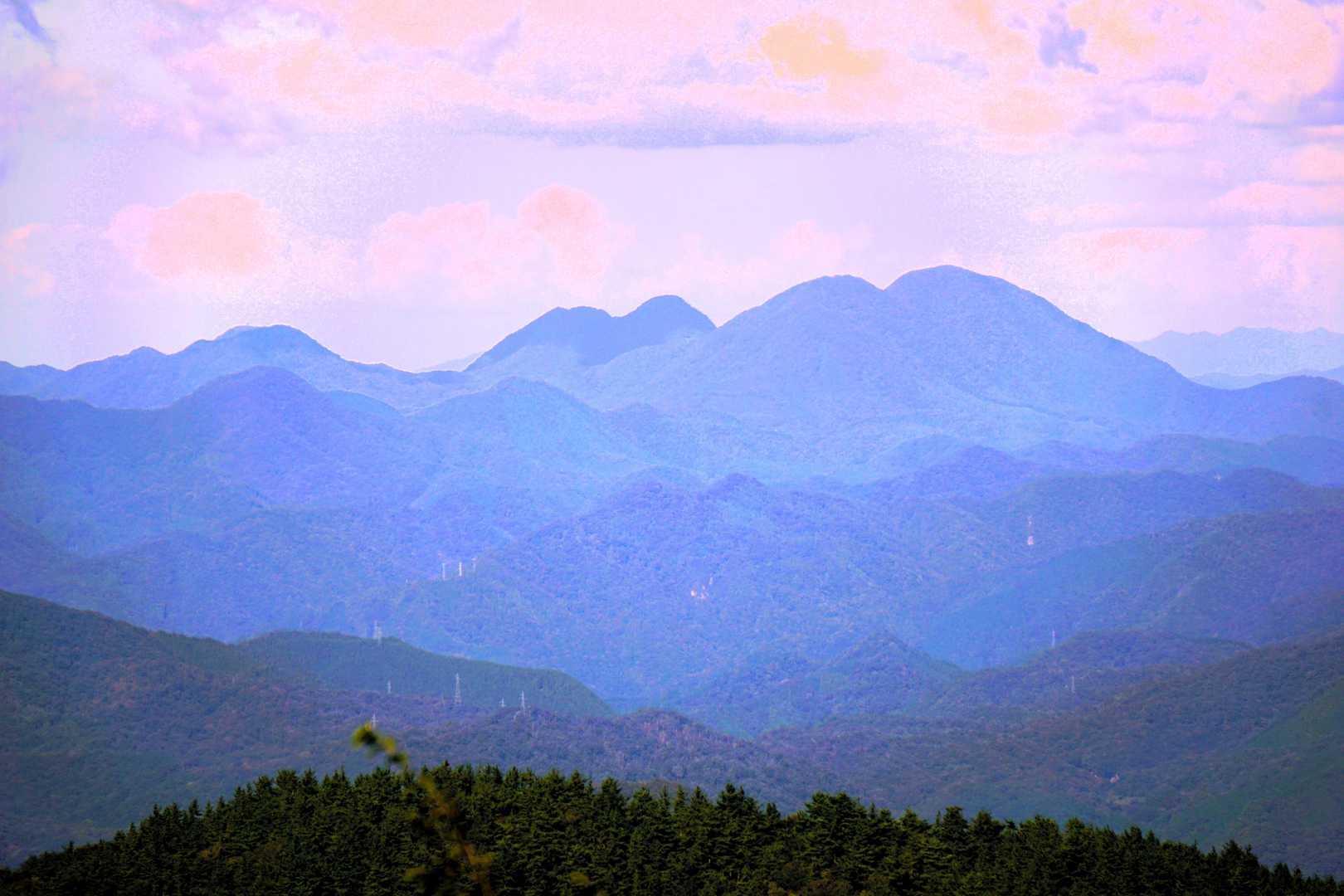 山頂からの展望．．．中国１００名山の大江高山は特徴的な形で目立つ山だ。
