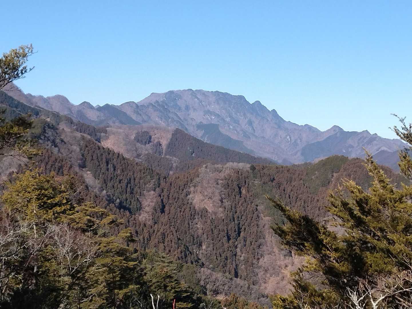 四阿屋山山頂からの両神山