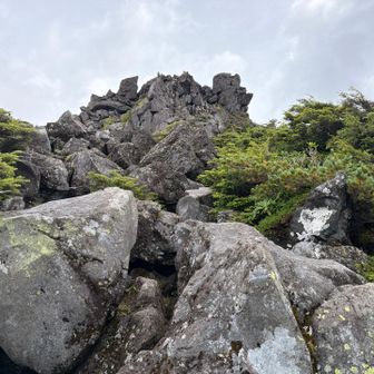 三ツ岳の岩岩道　気をつけて登ります