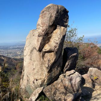光明岩、8mほど。この先から急下降。