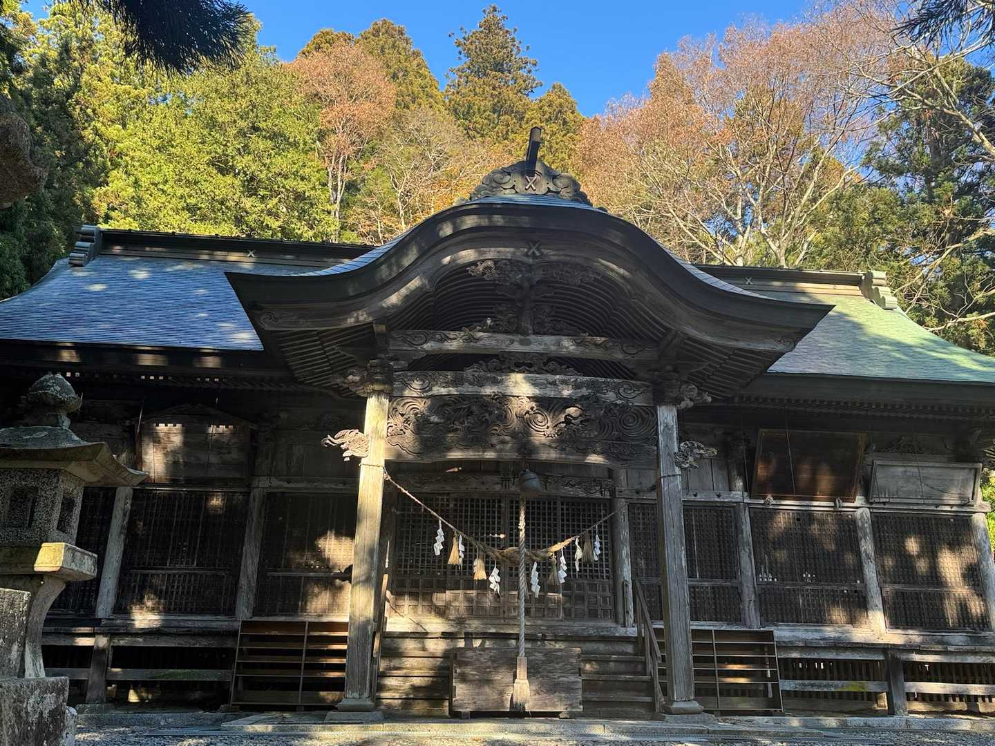 木造で落ち着きのある本殿