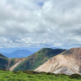 振り返ると硫黄山からの奥は根子岳👏