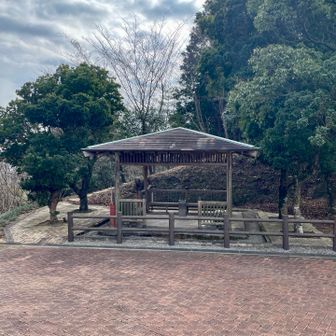 白滝山から車道を下りた所にある東屋。ここでお昼にしました🍙