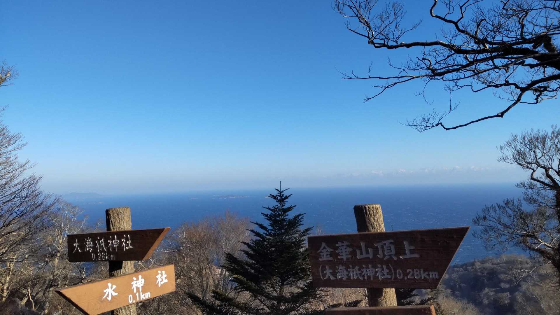 風つよいけどやっぱり登ってくると海きれいーー