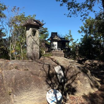 竜👑山かと思ったら祠で山頂はあと少し