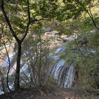 展望台より間近に袋田の滝