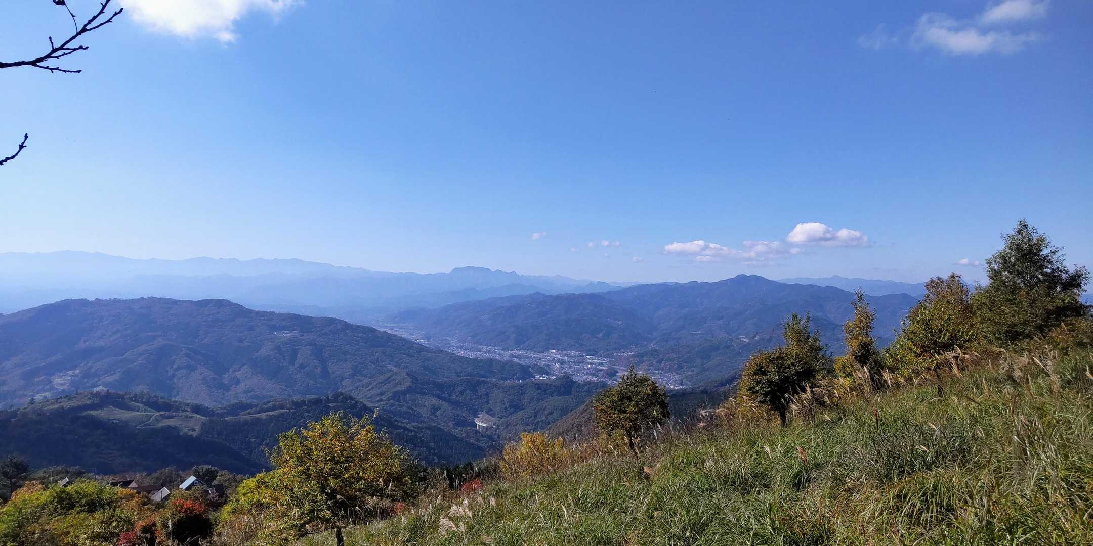 美の山、城峯山も見えます