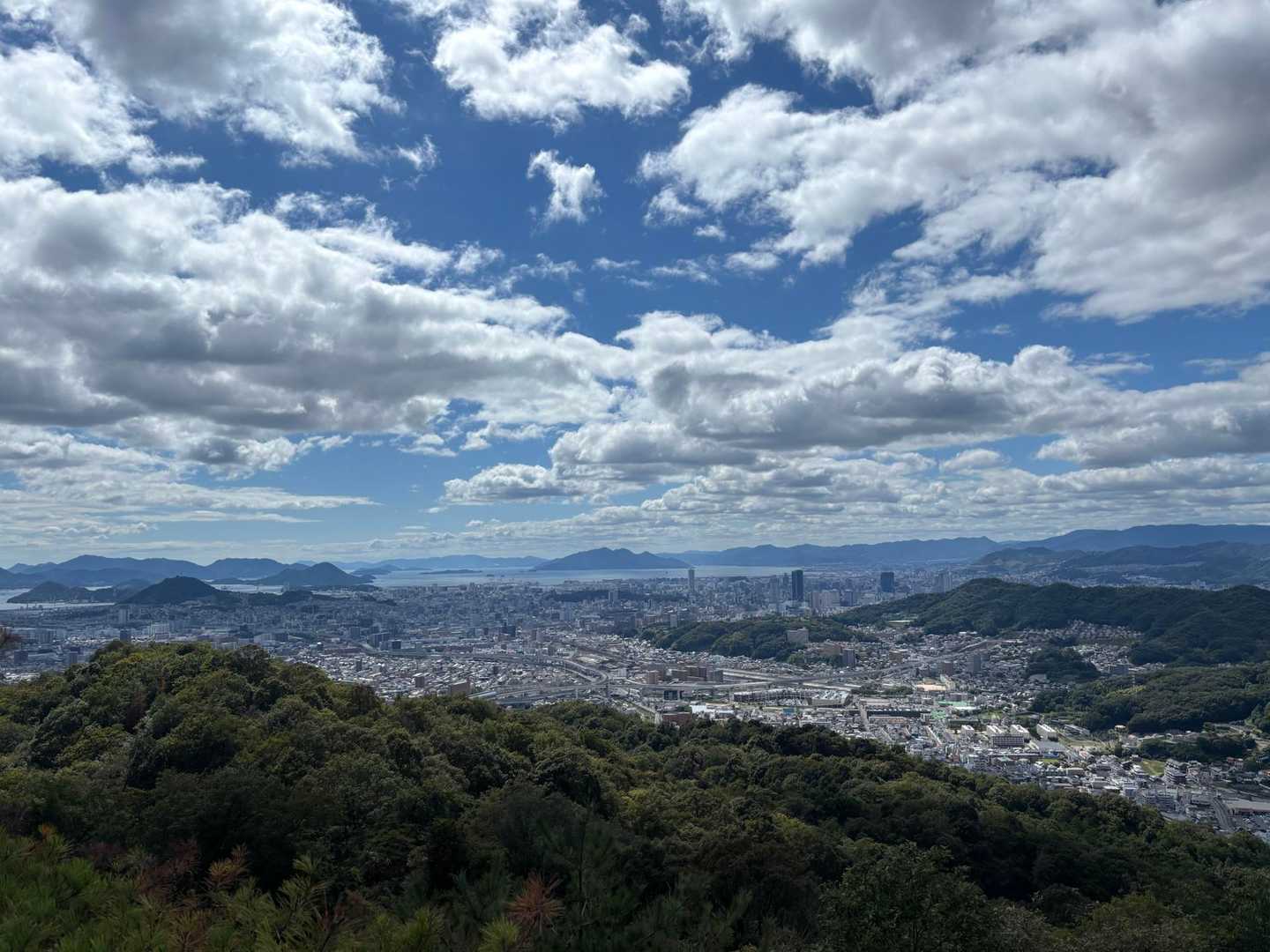 いつもの場所で今日は昼食
宮島もよく見えます。