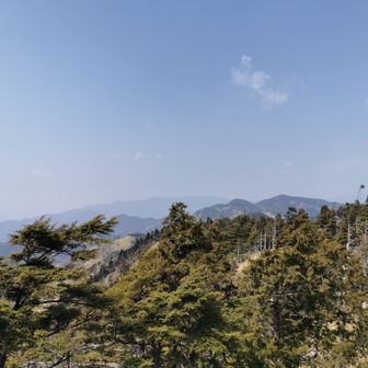 一番奥にうっすらと小秀山