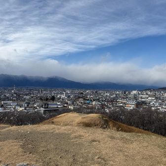 松本の街並み。
北アルプスはガスの中。
