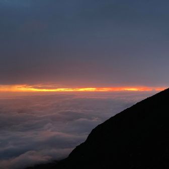 夜は寝たような、眠れなかったような、いつも通りの一泊だったが、それでも今回は気楽だった。寝なくてもいいのだからね。ただ横になって、静かにじっとしていた。
隣（ナイスガイくんとは反対側）の外国人カップルがうるさい。
寝床が狭いので、寝返りを打つたびに足元のビニール袋がガサガサと音を立てる。そのたびに、なんとなく申し訳ない気分になる。
