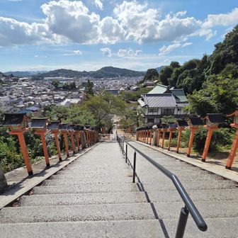 石段が美しい
正面には、やっぱり岩屋山