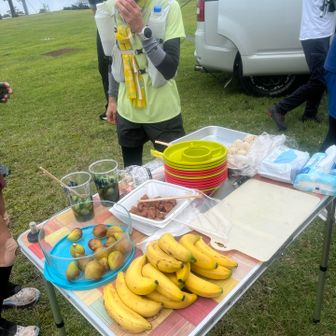 バナナ🍌、栗ご飯おにぎり🍙、きゅうり🥒、梅干しをいただく。