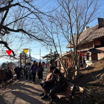 天上山のロープウェイ乗り場あたりまでくると、観光客、とりわけインバウンドの方達で大にぎわいです