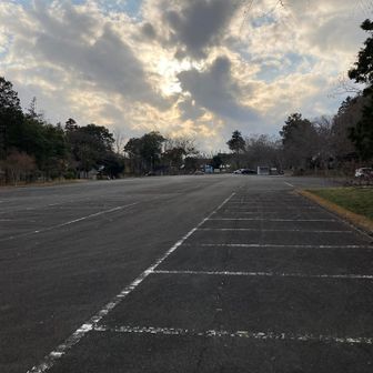 今年の歩き納め、陽が傾く駐車場に無事ゴール