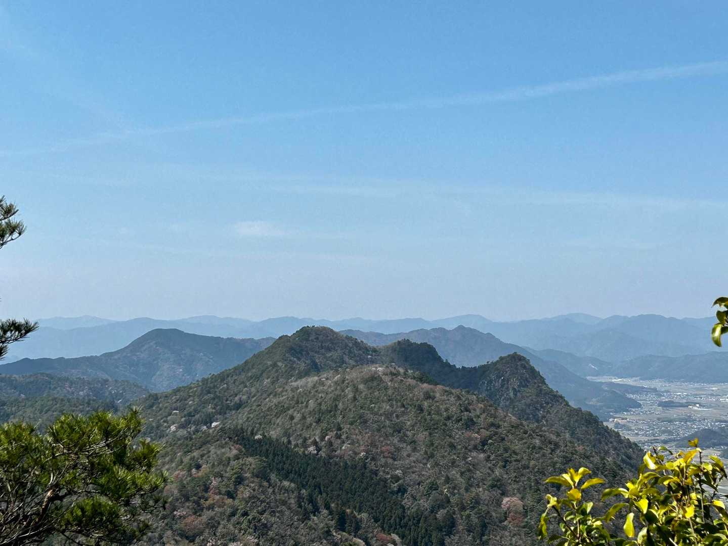 展望の効くところで
三つの峰がハッキリ分かります