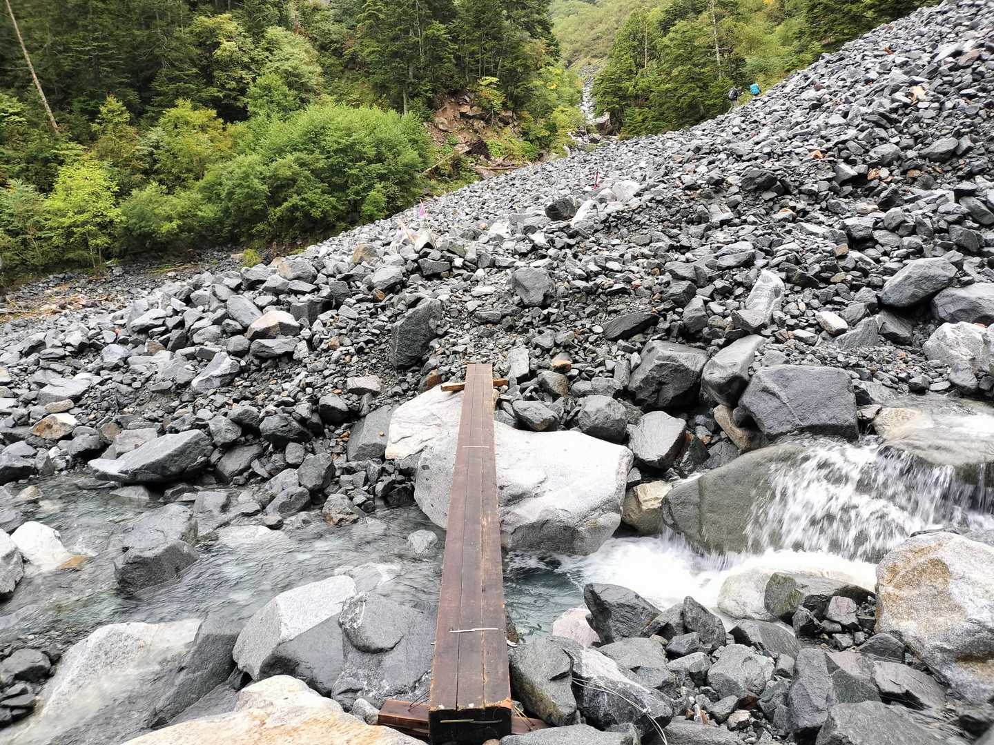 滝谷避難小屋の一本橋