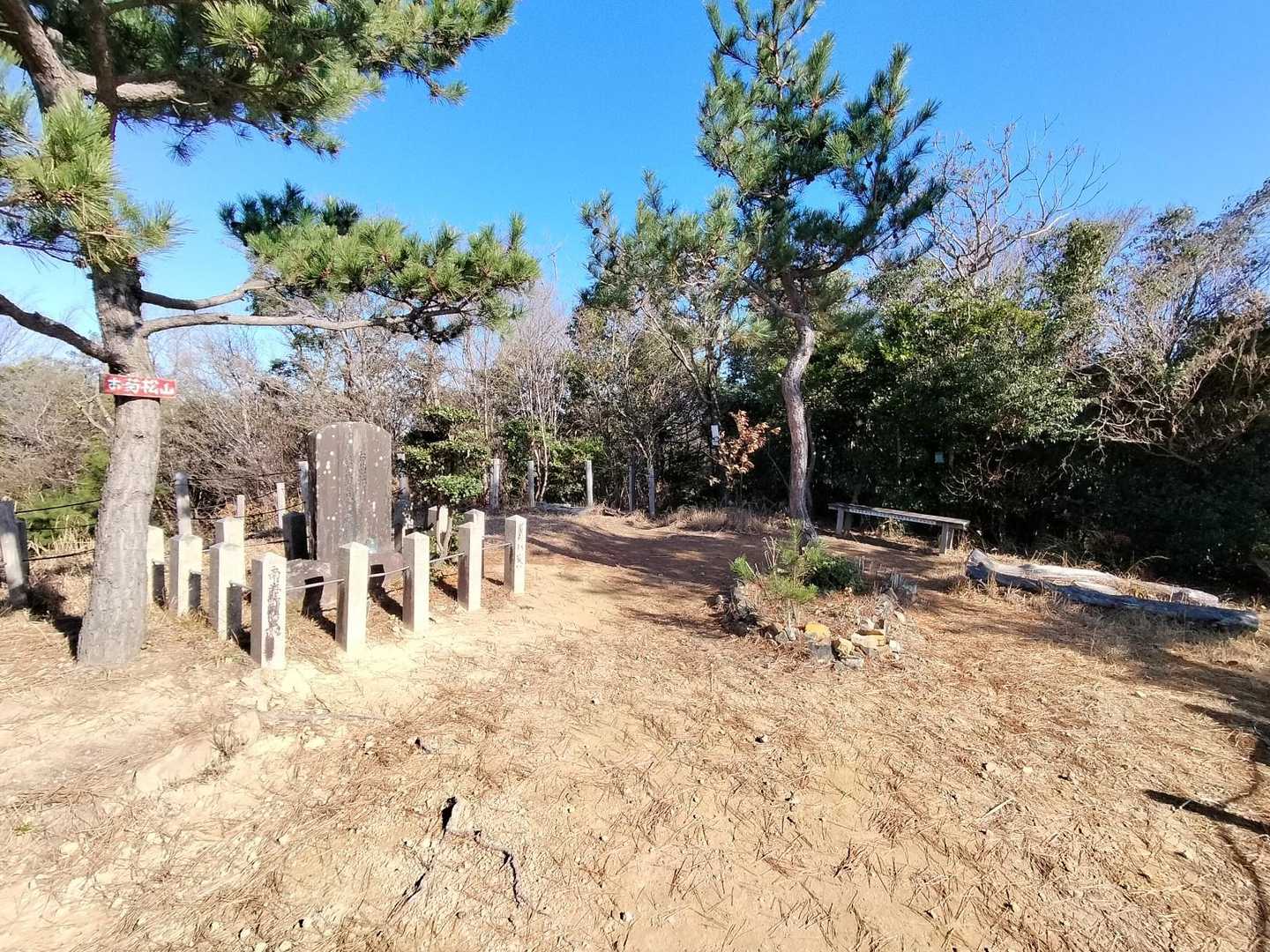 山頂は広々としています。
