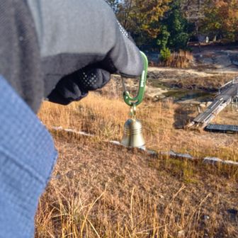 モンベルのポイントで買った小さい方の真鍮の熊鈴（より高音域）