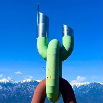 長峰山山頂のオブジェと北アルプス。