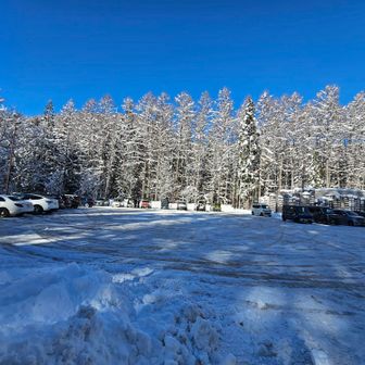 駐車場😌ｺﾞｰﾙ！
風が全く無く半袖で登ってる方もおられました。
🅿️電波無いので、市内へ少し走らせて下山飯検索🔍