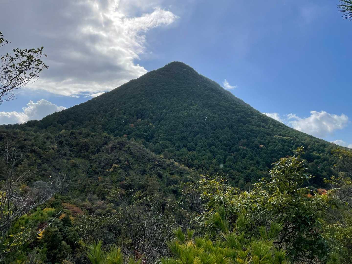 近江富士の名のとおり美しい円錐形の三上山