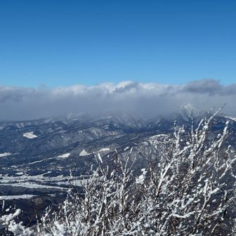 山頂から2分の絶景スポットは風がやや強く吹いていました。

上州武尊方面