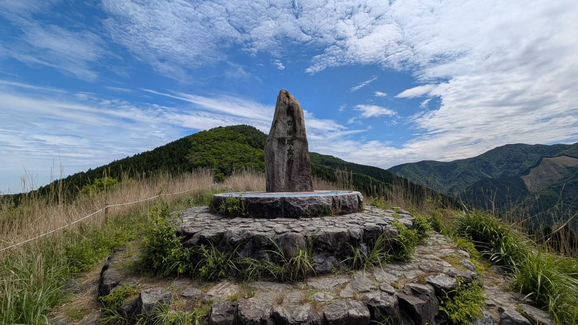 観音峯展望台
素晴らしい展望でした
奥に写っている山が観音峯山です