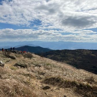 南方、英彦山、犬ヶ岳・釈迦ヶ岳、その奥、三角の山は由布岳。その東に鶴見岳。