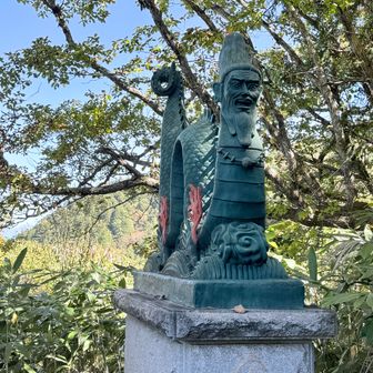 登山道を少し上がったところ。水無神社奥宮参道石段上の両脇に置かれていた。
