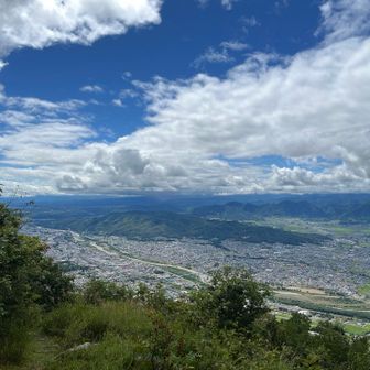 下に流れるは千曲川。「小諸なる古城のほとり　雲白く遊子悲しむ」を思い出しました。