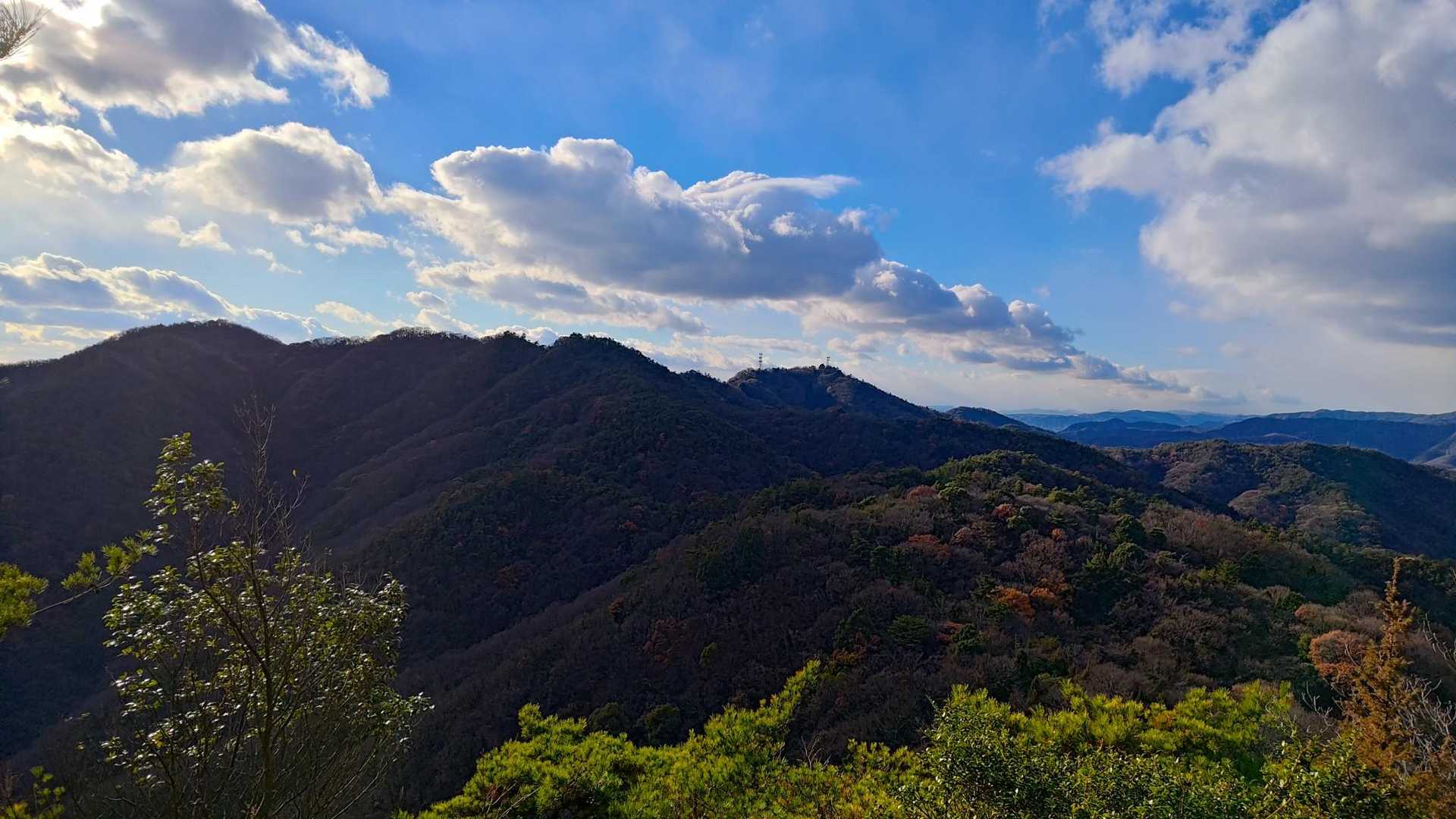 急下りの上の方から。
山が見渡せます。