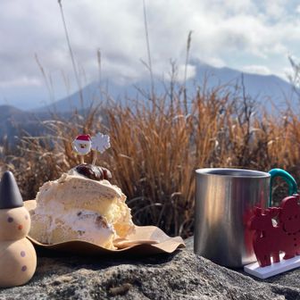 食べる専門の私😆🤭
峰様眺めながら🎂&☕で至福のひととき♪
ふわふわスポンジと大粒マロン🌰、とってもおいしかった😋