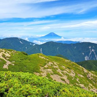 上河内岳山頂より
富士山🗻
白峰南嶺の笊ヶ岳、布引山、青薙山