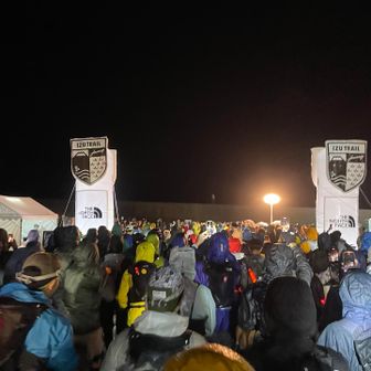 音楽、掛け声、応援の中スタート