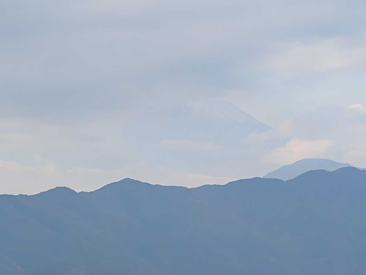 拡大すると富士山の山体がうっすらと見えました