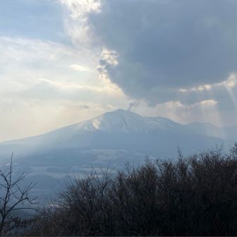 少し雲が抜けて、天使の梯子と浅間山の北東面が見えます🪜
