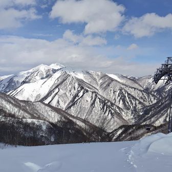 白毛門と朝日岳。夏、谷川岳含めての周回コースがおすすめとか。