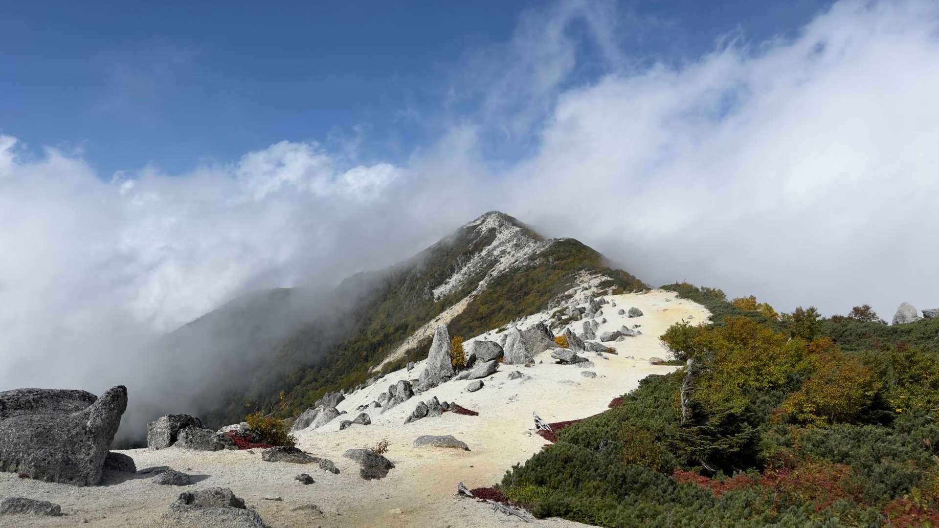 鳳凰三山周回 | 南アルプスの清流が織りなす滝から、奇岩が連なる白砂青松の稜線への写真