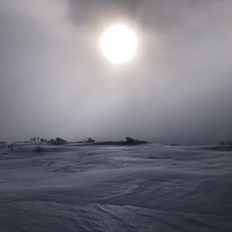 霧ヶ峰・車山・大笹峰 最初から最後までチェンスパ装着
今日歩いてた方々を見た感じだとチェンスパとアイゼンは半々くらい
たまにスノーシューの方も