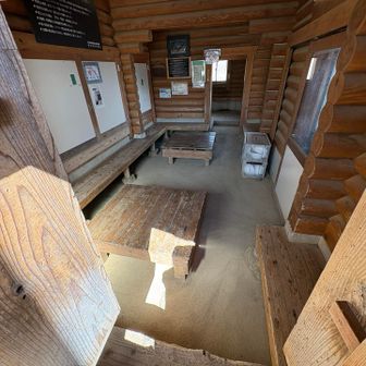 の前に避難小屋の中気になっちゃったよ
空いていました
綺麗
奥の部屋にはテント張れそう
