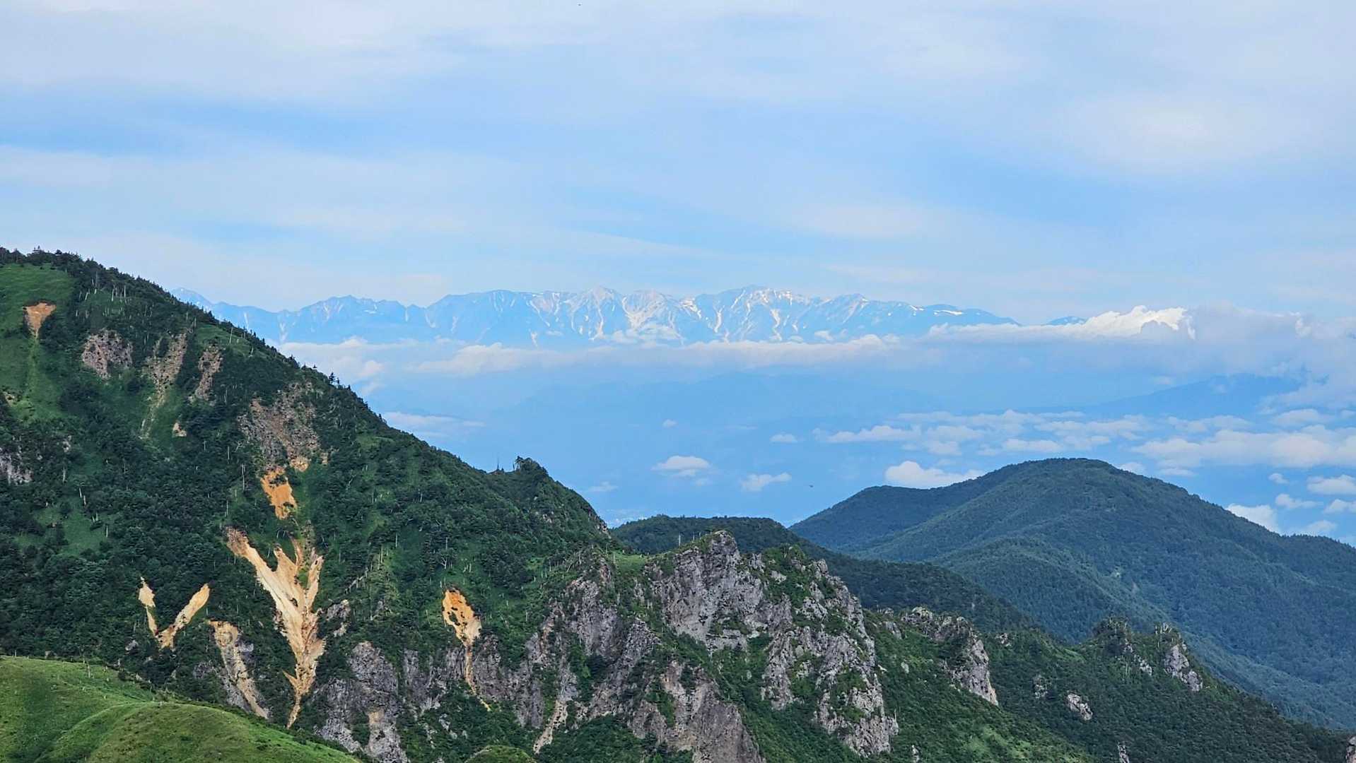 白馬三山など
この後雲が上がって眺望はなくなります