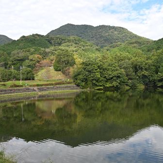 大池と二上山