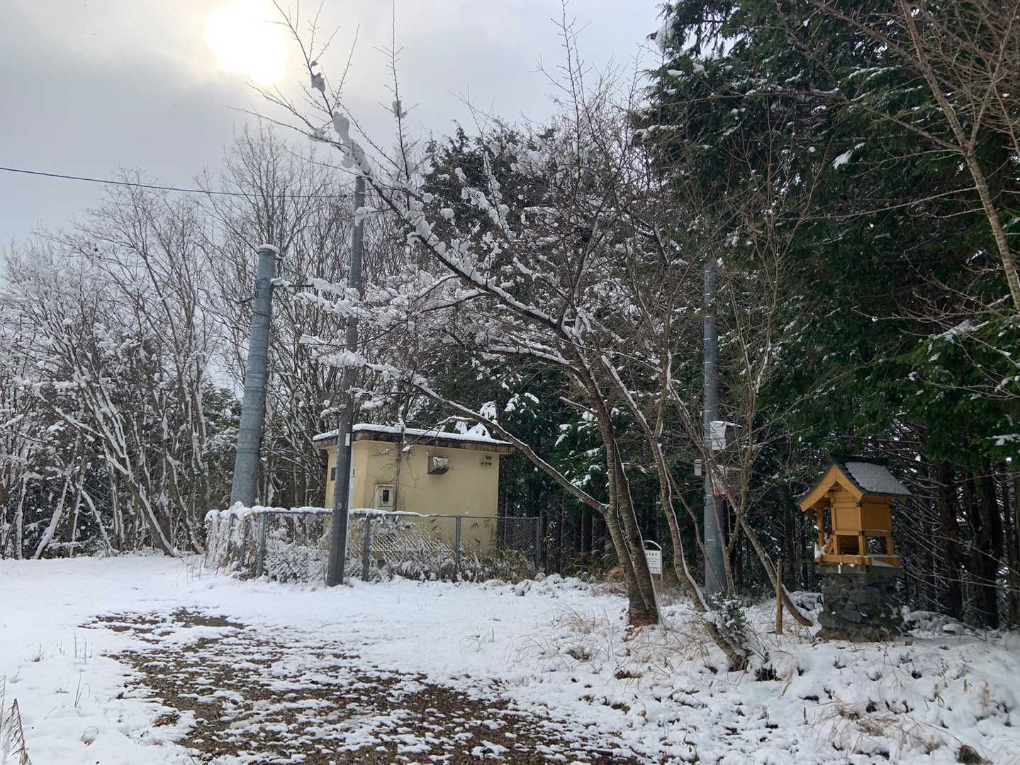 焚火山頂上到着(*^ω^*)
三角点は雪に隠れているのか見つけられなかったので祠に参拝をしました(*'▽'*)