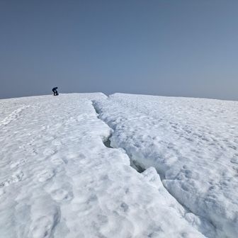 クラック。そろそろ雪山も終わりね